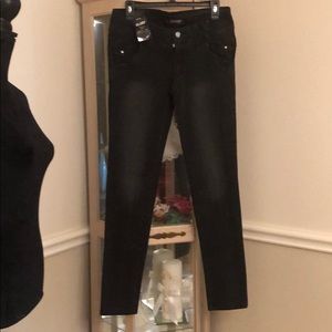 🌺 NWT Black skinny  jeans embroidered pockets